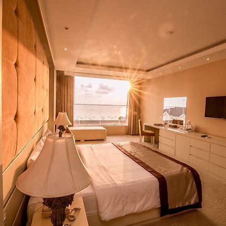 Grandeeza Luxury Hotel Katunayaka Exterior photo