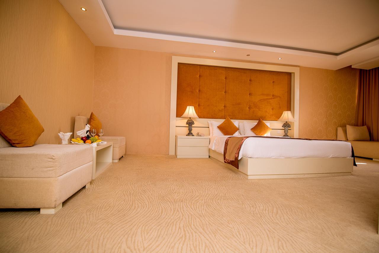 Grandeeza Luxury Hotel Katunayaka Exterior photo