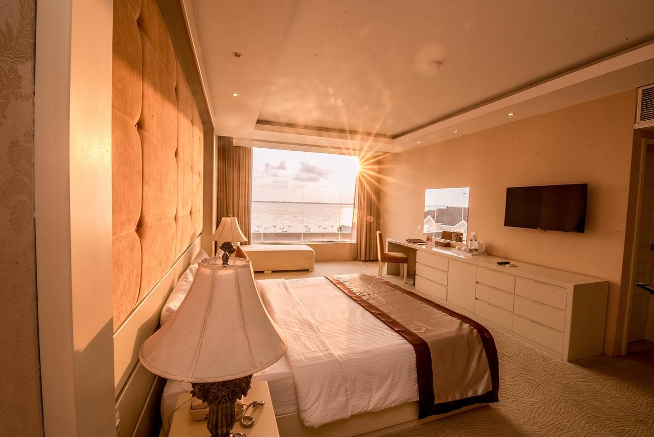 Grandeeza Luxury Hotel Katunayaka Exterior photo