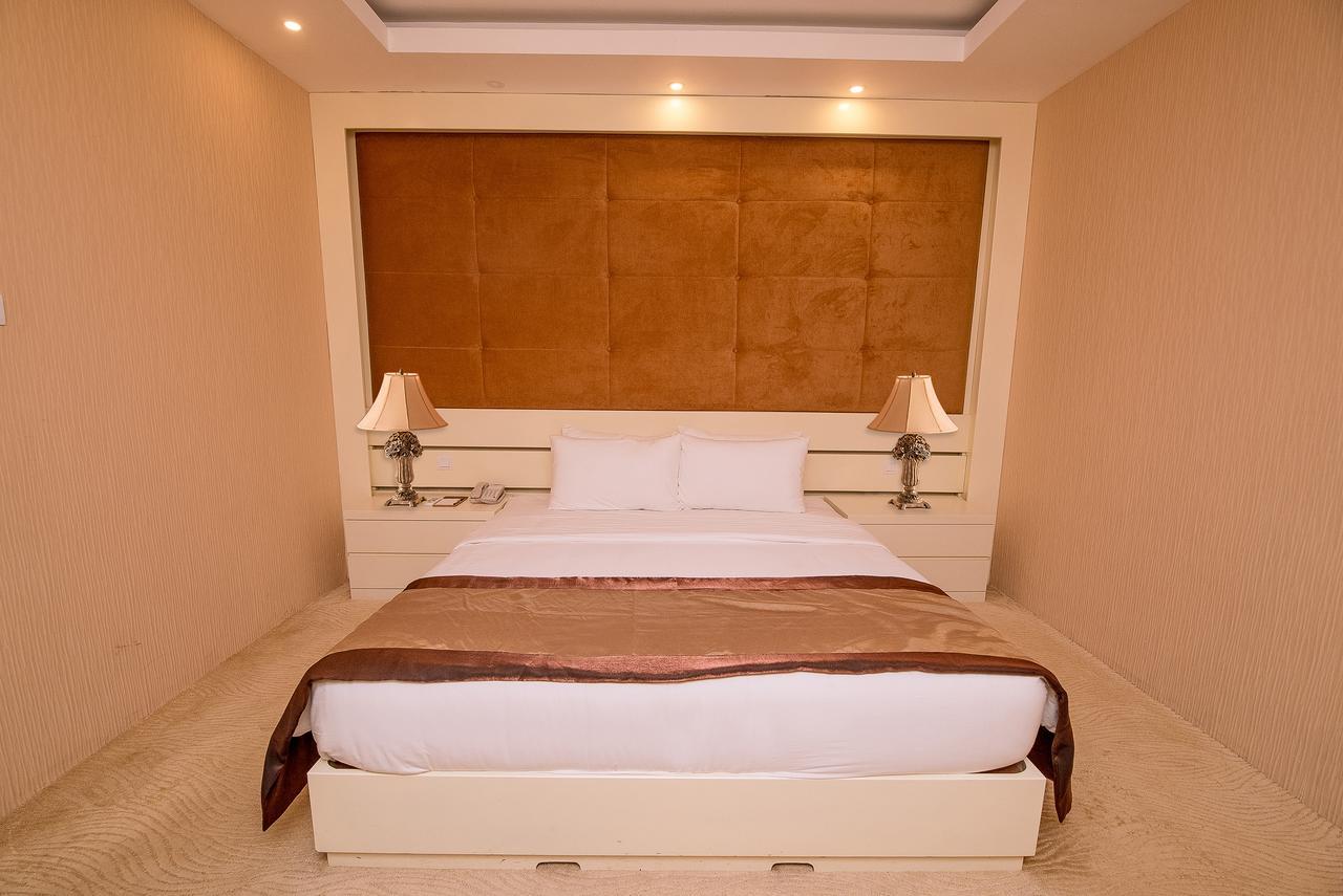 Grandeeza Luxury Hotel Katunayaka Exterior photo