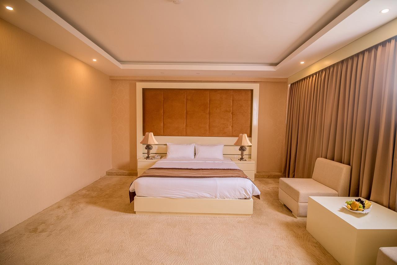 Grandeeza Luxury Hotel Katunayaka Exterior photo